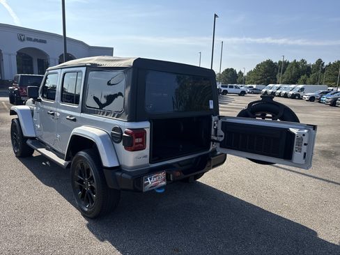 Used 2023 Jeep Wrangler Unlimited Sahara w/ Cold Weather Group AWD/4WD image 18