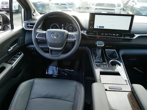 Used 2025 Toyota Sienna Platinum image 13