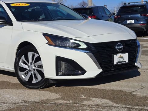 Used 2025 Nissan Altima 2.5 S FWD image 2