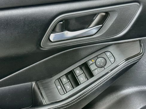 Used 2025 Nissan Rogue SV AWD/4WD image 15