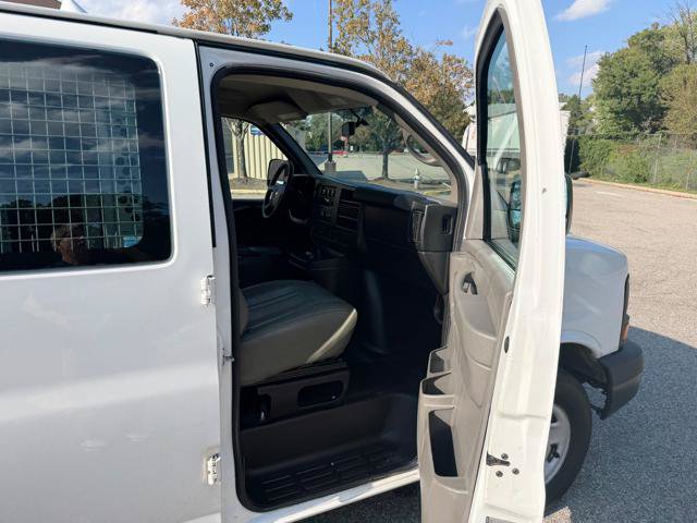Used 2015 Chevrolet Express 2500 RWD image 16