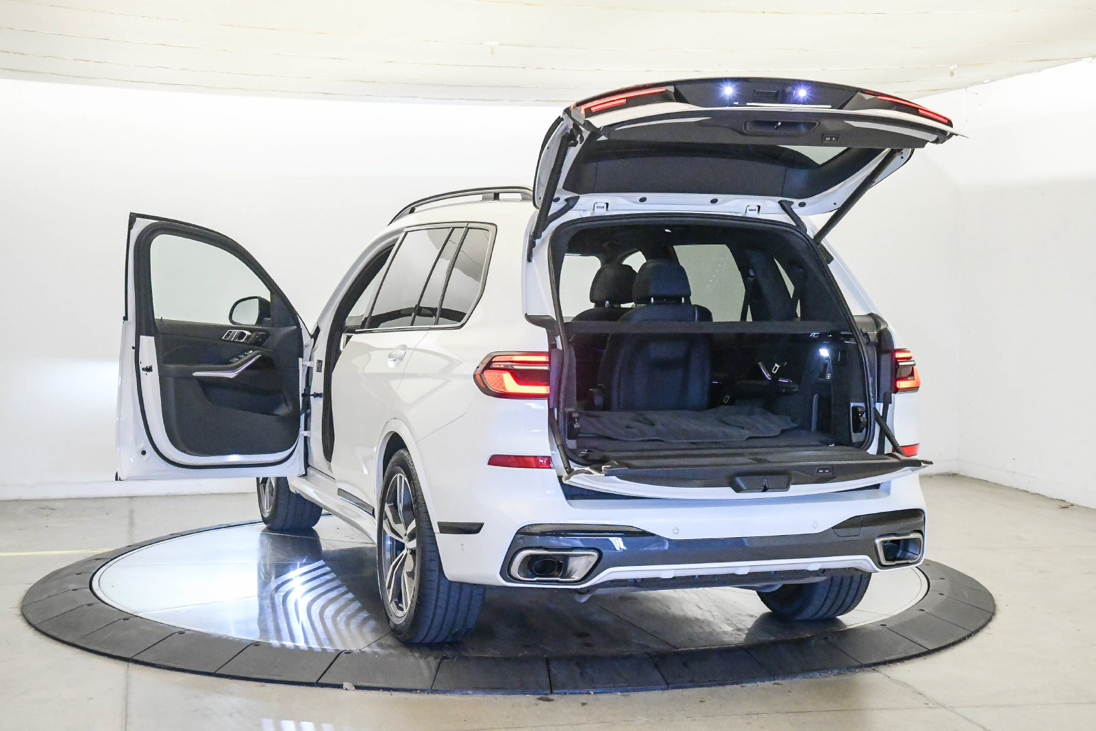 Certified 2024 BMW X7 xDrive40i w/ M Sport Package AWD/4WD image 26