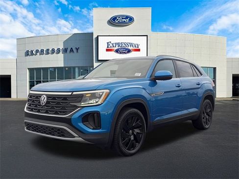 Used 2024 Volkswagen Atlas Cross Sport SE w/ Panoramic Sunroof Package image 2