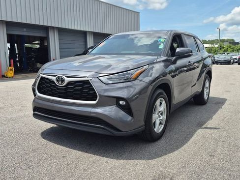 Used 2024 Toyota Highlander LE FWD image 7