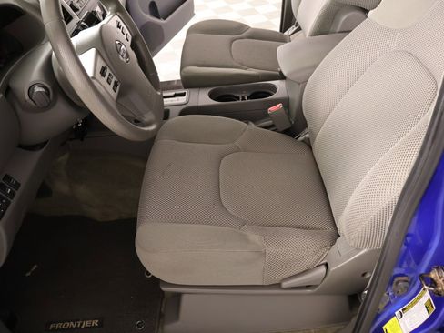 Used 2013 Nissan Frontier SV w/ SV Value Truck Pkg AWD/4WD image 11