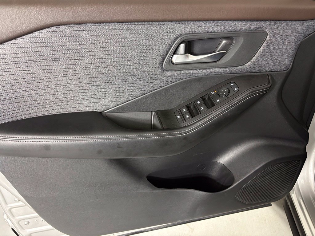 Used 2023 Nissan Rogue SV FWD image 14