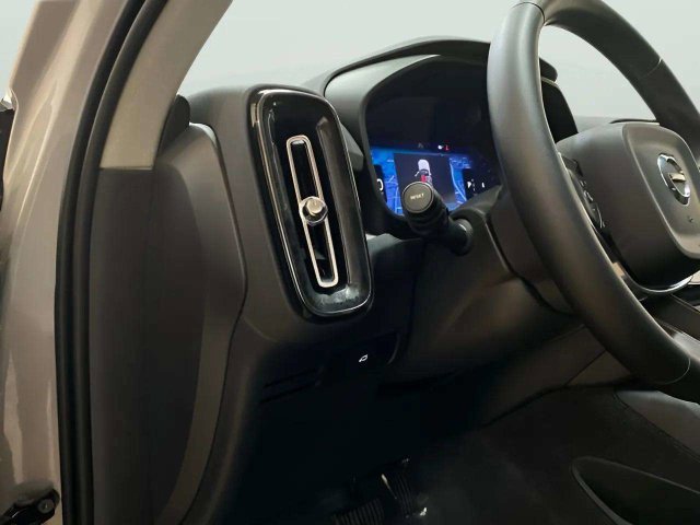 Used 2025 Volvo XC40 B5 Plus AWD/4WD image 18