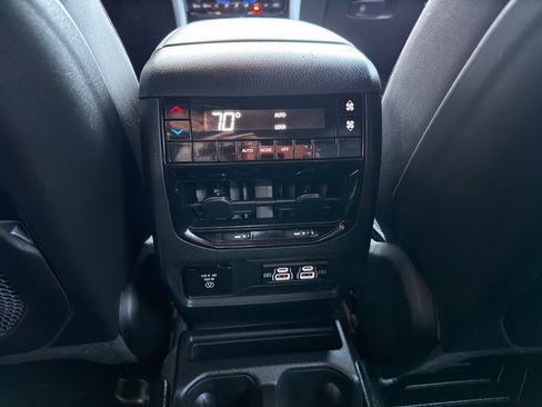 Used 2023 Jeep Grand Cherokee L Laredo image 31