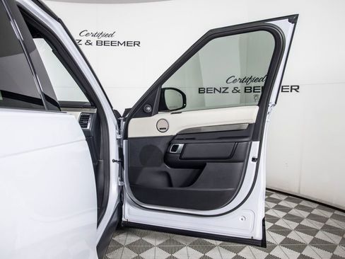 Used 2023 Land Rover Discovery Metropolitan Edition image 15