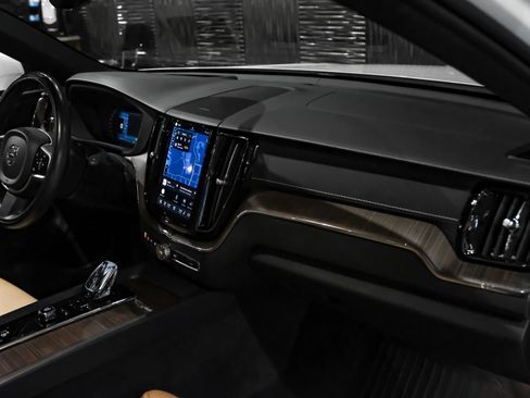 Used 2022 Volvo XC60 B5 Inscription w/ Advanced Package FWD image 14