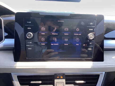Certified 2025 Volkswagen Taos SE w/ Panoramic Sunroof Package AWD/4WD image 17