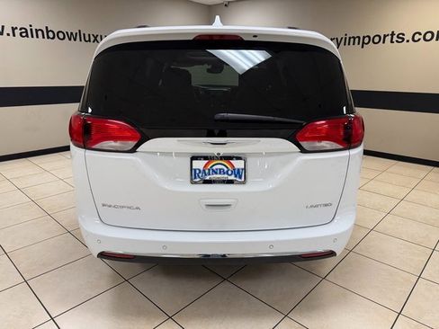 Used 2017 Chrysler Pacifica Limited image 5