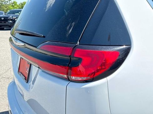 Used 2023 Chrysler Pacifica Touring-L FWD image 12