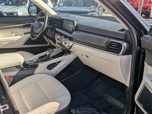 Used 2024 Kia Telluride EX w/ EX Captain's Chair Package image 22