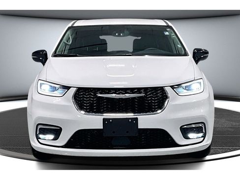 Used 2024 Chrysler Pacifica Touring-L image 4