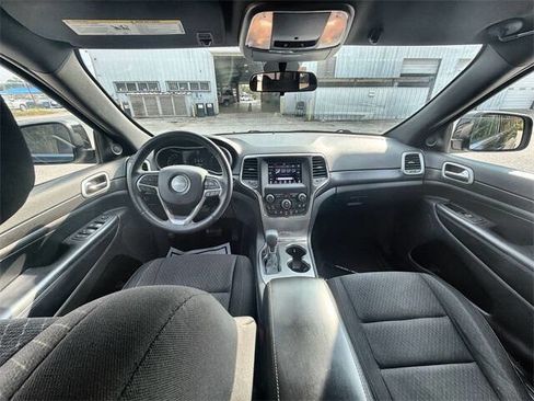 Used 2018 Jeep Grand Cherokee Laredo image 18