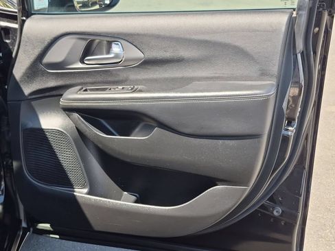 Used 2025 Chrysler Pacifica Select FWD image 32
