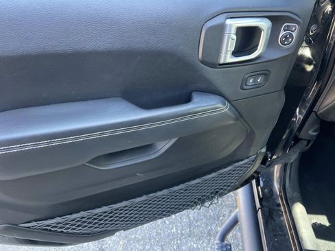 Used 2019 Jeep Wrangler Unlimited Sahara AWD/4WD image 14