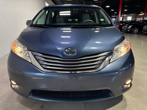 Used 2014 Toyota Sienna XLE w/ Entertainment Package FWD image 9