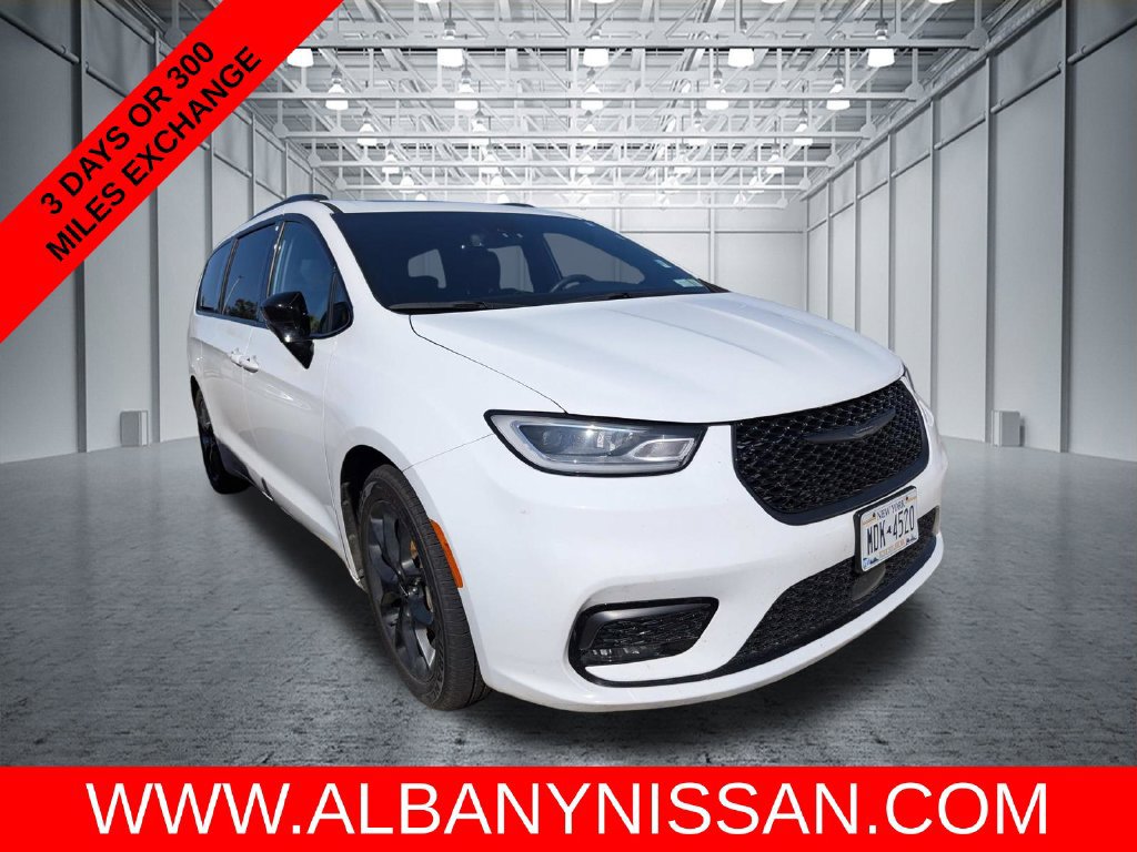 Used 2025 Chrysler Pacifica Limited FWD image 1