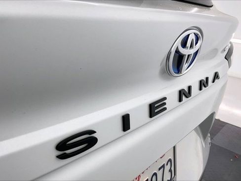 Used 2025 Toyota Sienna XLE image 32