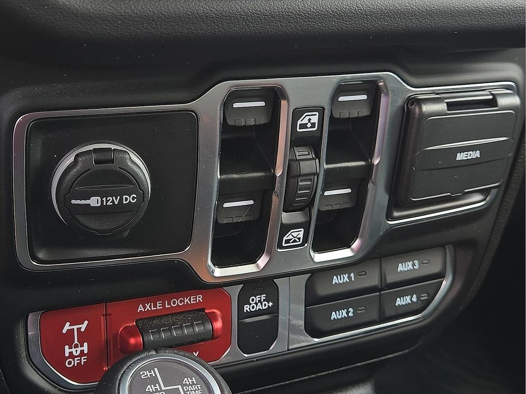 Used 2025 Jeep Gladiator Mojave AWD/4WD image 15