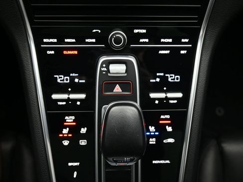 Used 2018 Porsche Panamera 4S image 17