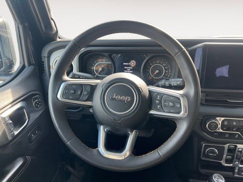 Used 2024 Jeep Wrangler Sahara image 12