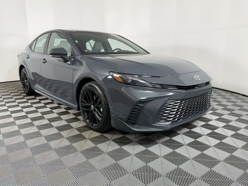 Used 2025 Toyota Camry SE image 5