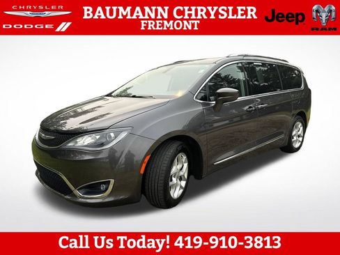 Used 2018 Chrysler Pacifica Touring-L Plus w/ Tire & Wheel Group FWD image 2