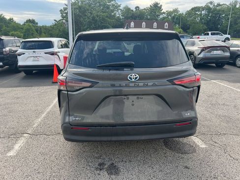 Used 2025 Toyota Sienna LE FWD image 4