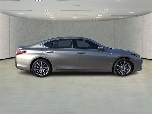 Used 2021 Lexus ES 300h w/ Premium Package image 2