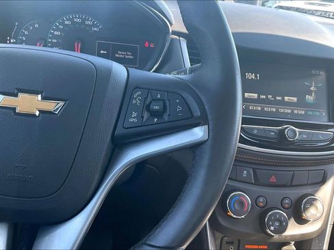 Used 2017 Chevrolet Trax LT w/ LT Convenience Package FWD image 12