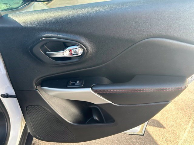 Used 2018 Jeep Cherokee Trailhawk w/ Comfort & Convenience Group AWD/4WD image 38
