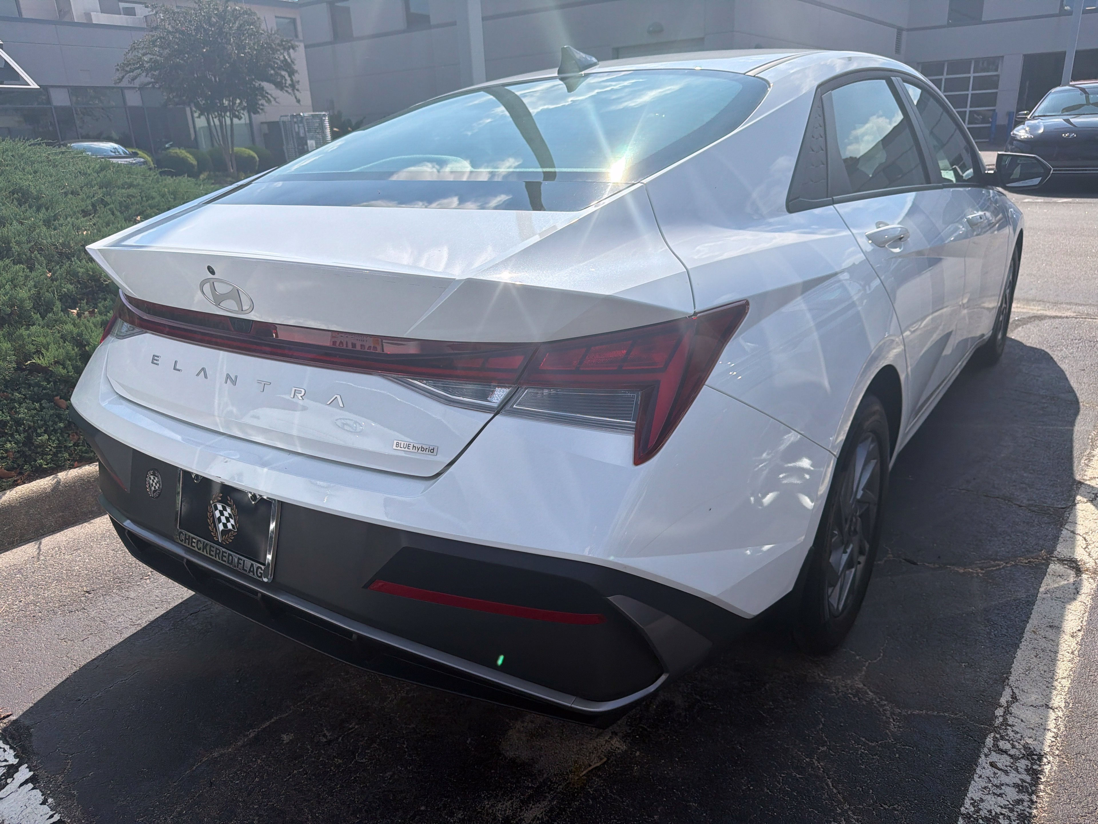 Used 2025 Hyundai Elantra Hybrid FWD image 8