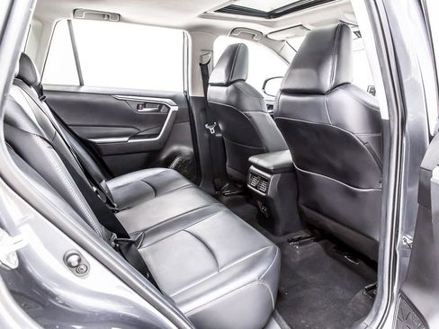 Used 2020 Toyota RAV4 XLE Premium image 33