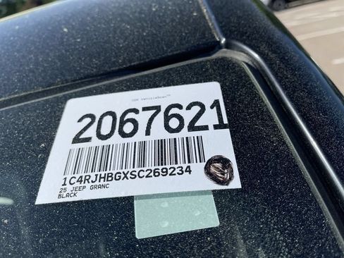 Used 2025 Jeep Grand Cherokee Limited AWD/4WD image 25