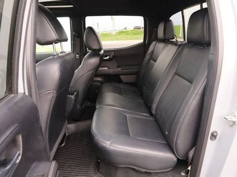 Used 2018 Toyota Tacoma TRD Sport AWD/4WD image 10