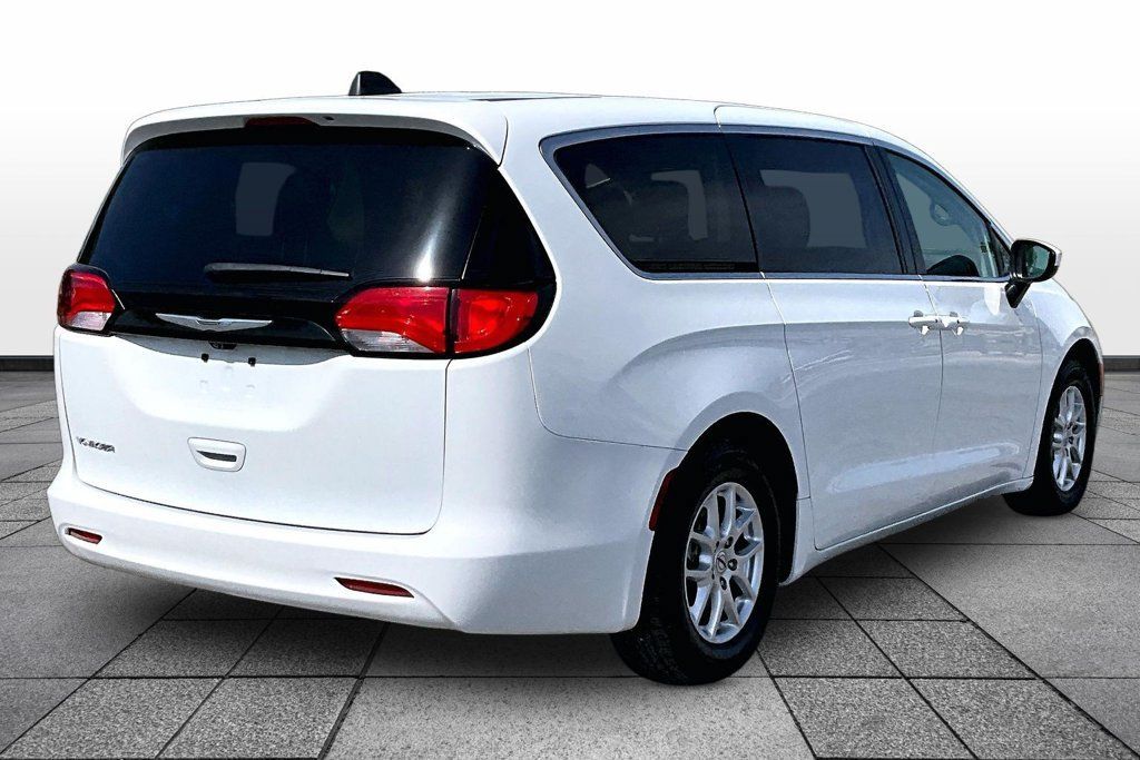 Used 2023 Chrysler Voyager LX FWD image 11