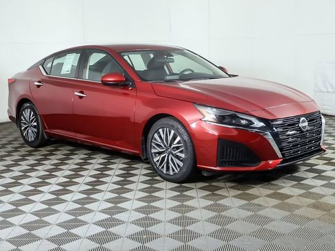 Used 2023 Nissan Altima 2.5 SV FWD image 2