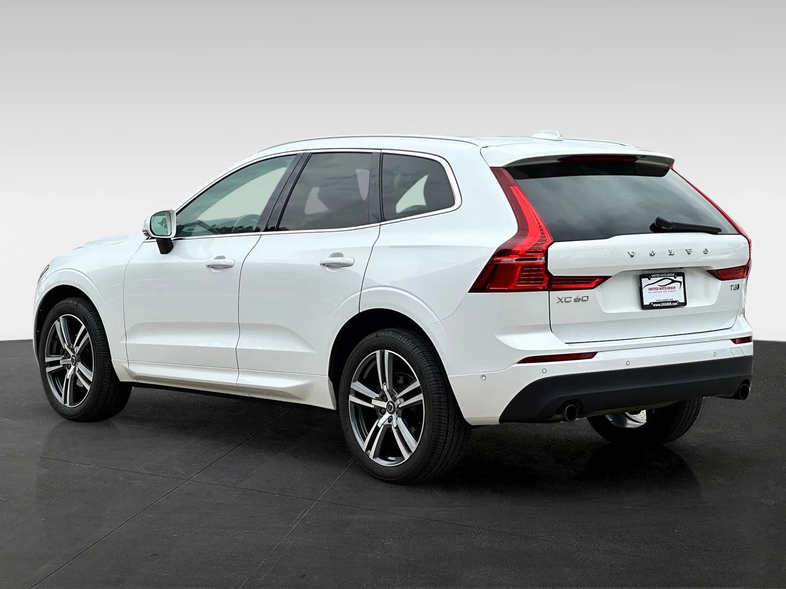 Used 2018 Volvo XC60 T5 Momentum w/ Vision Package AWD/4WD image 5