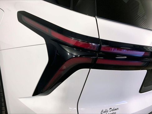 Used 2024 Chevrolet Traverse LT image 28