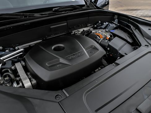 Used 2025 Volvo XC90 T8 Plus w/ Protection Package Premier image 23