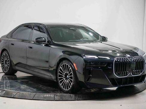 Used 2025 BMW 740i w/ Premium Package RWD image 5