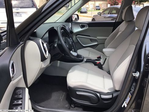 Used 2023 Kia Soul LX FWD image 8