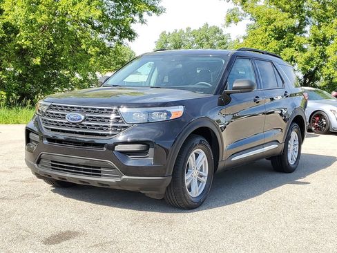 Used 2024 Ford Explorer XLT AWD/4WD image 2