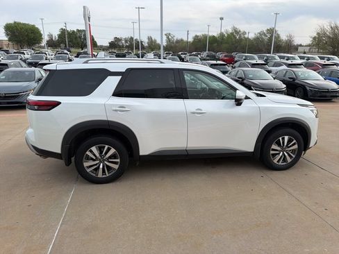Used 2025 Nissan Pathfinder SL AWD/4WD image 6