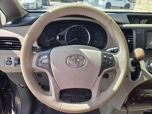 Used 2012 Toyota Sienna XLE image 14