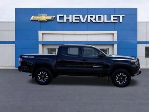 Used 2022 Toyota Tacoma TRD Off-Road w/ Technology Package image 4