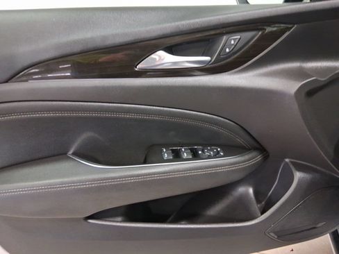 Used 2018 Buick Regal Essence FWD image 19